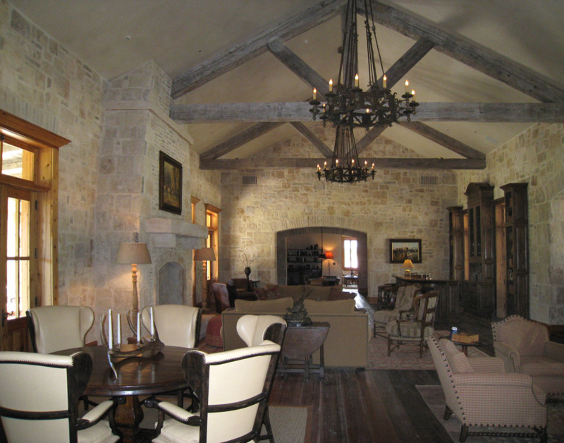 Пример оригинального дизайна: открытая гостиная комната в стиле рустика с паркетным полом среднего тона, стандартным камином и фасадом камина из кирпича