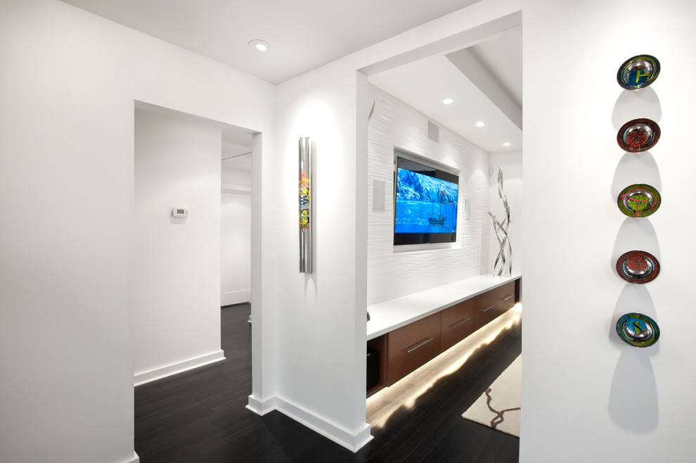 Foto på ett mellanstort retro allrum med öppen planlösning, med vita väggar, mörkt trägolv, en väggmonterad TV och brunt golv