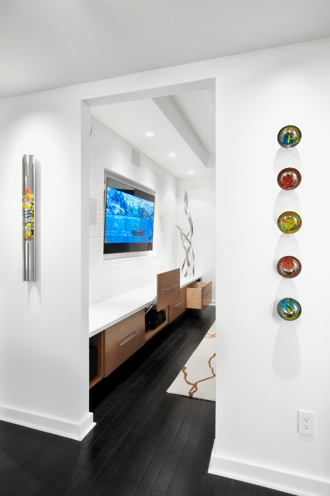 Свежая идея для дизайна: открытая гостиная комната среднего размера в стиле ретро с белыми стенами, темным паркетным полом, телевизором на стене и коричневым полом без камина - отличное фото интерьера