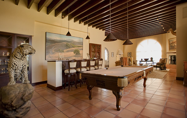 Foto de sala de estar con barra de bar abierta ecléctica extra grande sin televisor con paredes blancas, suelo de baldosas de terracota, todas las chimeneas, marco de chimenea de madera y suelo rojo