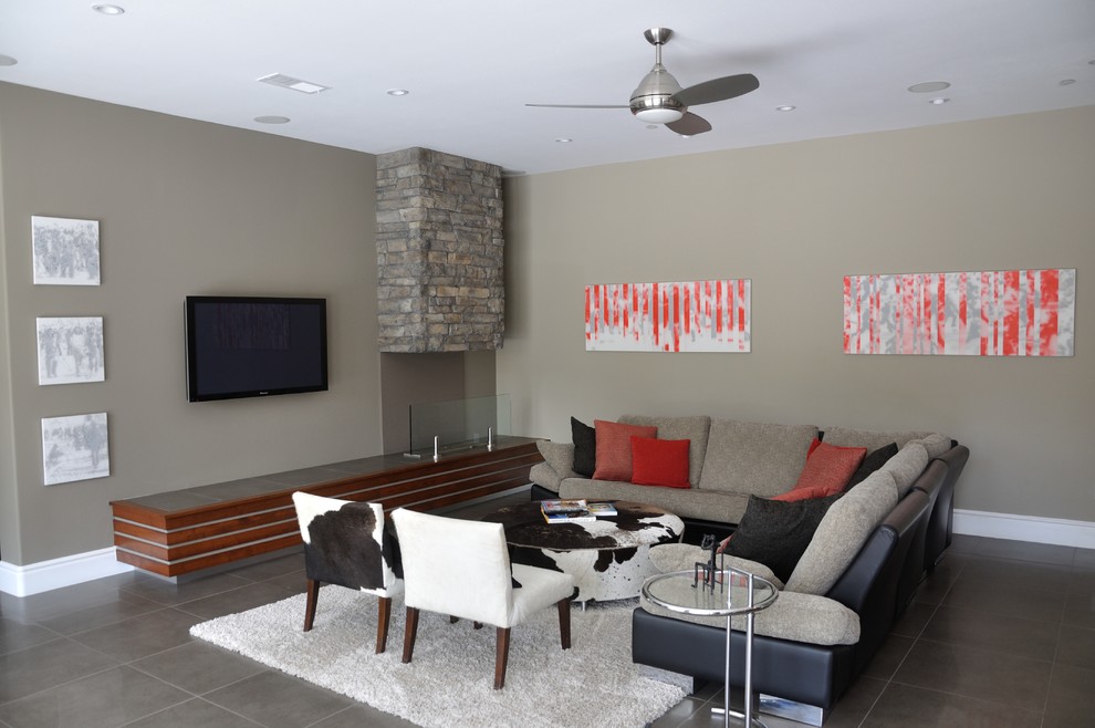 Пример оригинального дизайна: гостиная комната в современном стиле с бежевыми стенами, фасадом камина из камня, телевизором на стене и горизонтальным камином