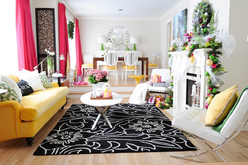 Foto di un soggiorno tradizionale di medie dimensioni e chiuso con sala formale, pareti bianche, parquet chiaro e camino classico