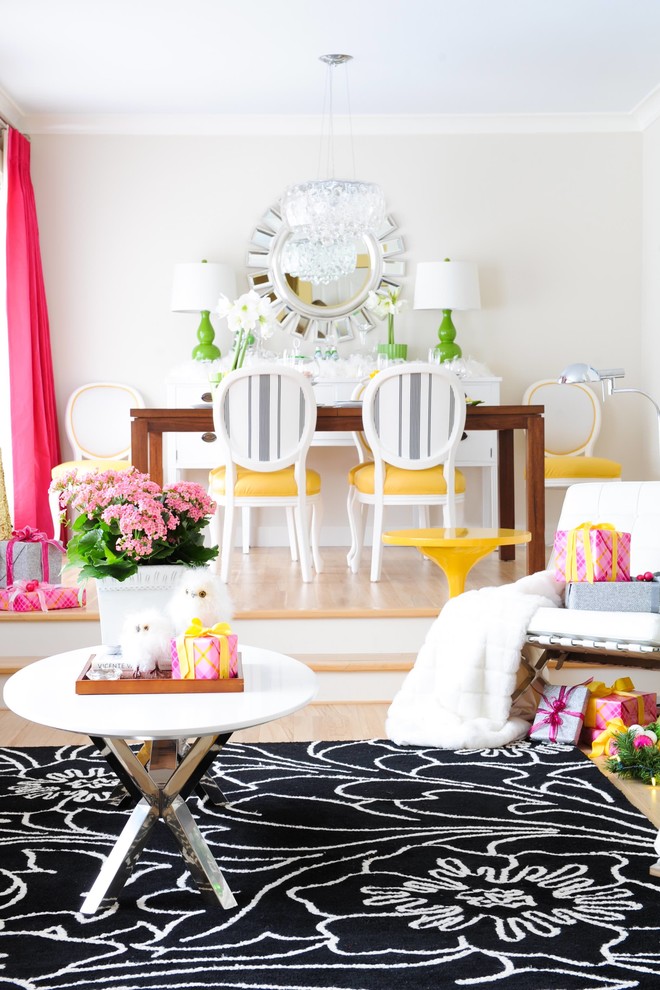 На фото: гостиная комната среднего размера в стиле неоклассика (современная классика) с белыми стенами и светлым паркетным полом с