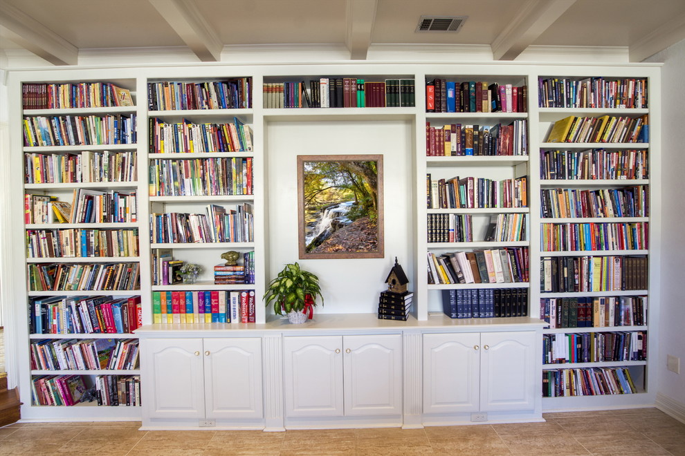 Diseño de sala de estar con biblioteca abierta clásica renovada de tamaño medio sin televisor con paredes blancas, suelo de baldosas de cerámica, todas las chimeneas, marco de chimenea de ladrillo y suelo beige