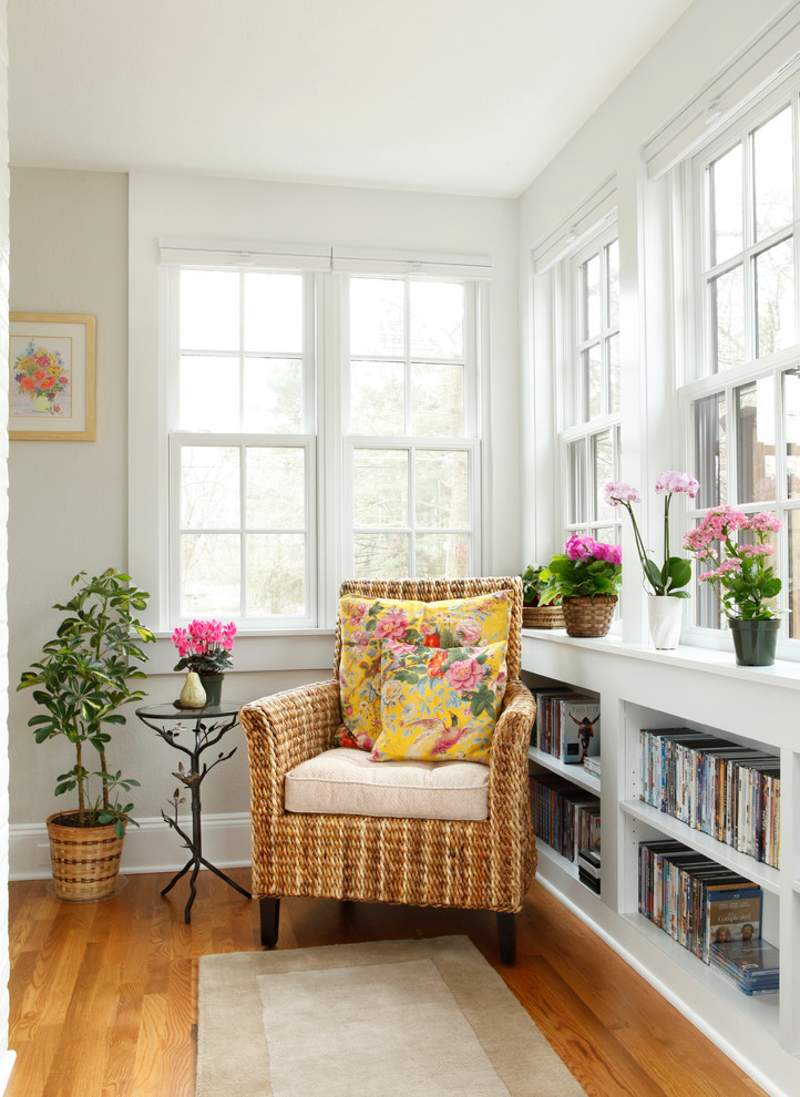Foto di un piccolo soggiorno classico aperto con libreria, pareti beige, pavimento in legno massello medio, nessuna TV e pavimento marrone