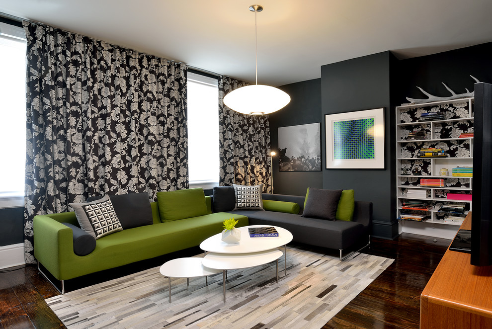 Modernes Wohnzimmer mit schwarzer Wandfarbe und dunklem Holzboden in Toronto