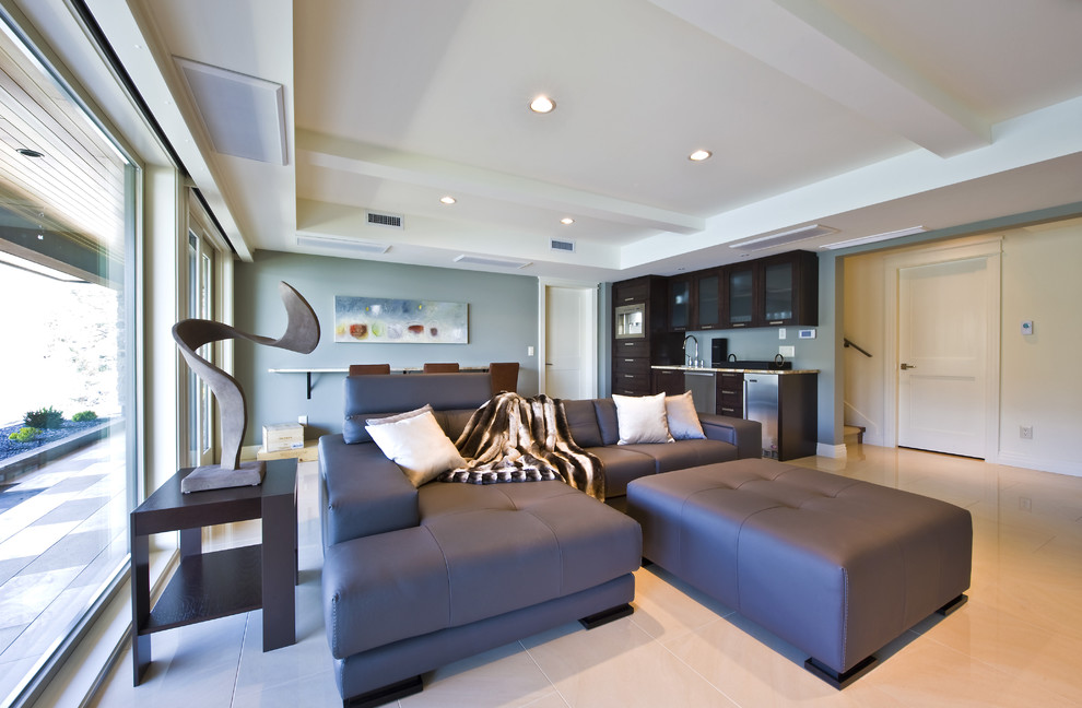 Diseño de sala de estar abierta actual con paredes grises
