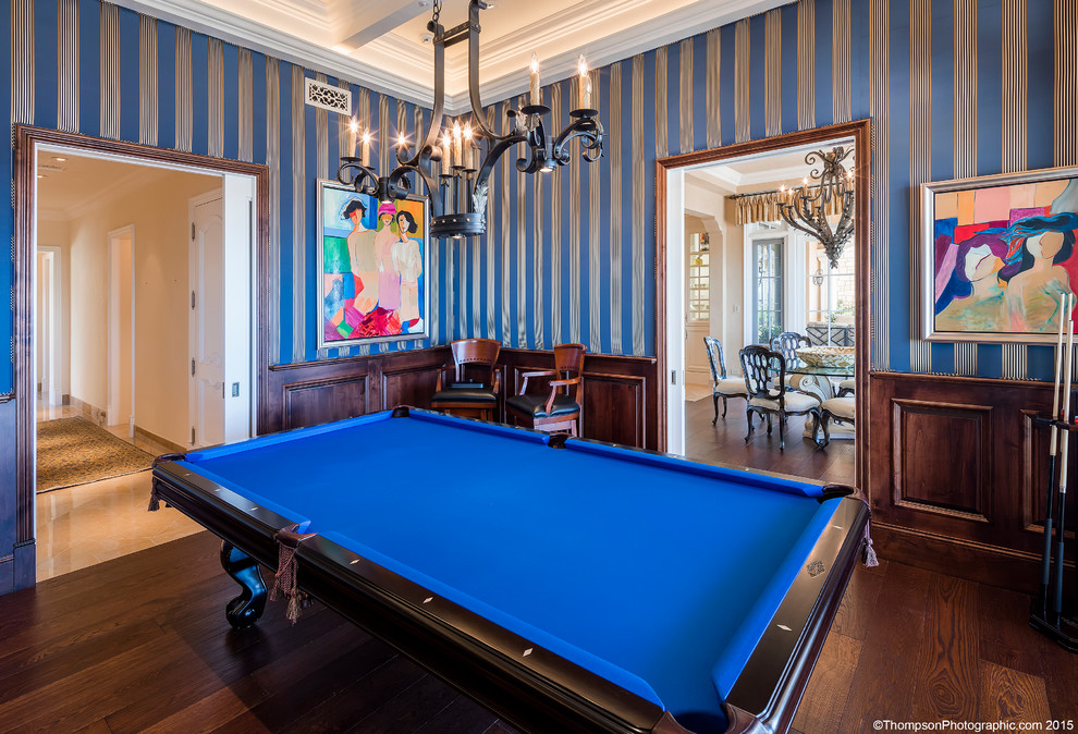 Esempio di un soggiorno tradizionale chiuso con pareti blu e parquet scuro
