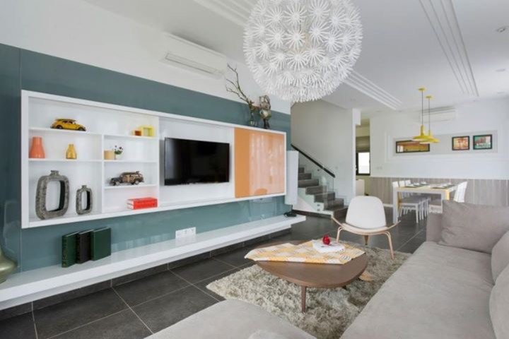 Großes, Offenes Retro Wohnzimmer ohne Kamin mit weißer Wandfarbe, Schieferboden, TV-Wand und grauem Boden in New York