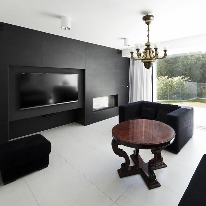 Exempel på ett stort modernt allrum med öppen planlösning, med vita väggar, mörkt trägolv, en spiselkrans i trä, en inbyggd mediavägg, en bred öppen spis och vitt golv