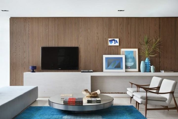 Imagen de sala de estar abierta actual grande sin chimenea con paredes blancas, televisor colgado en la pared y suelo blanco