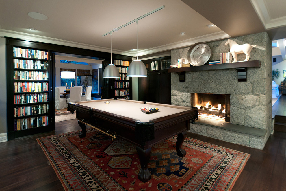 Imagen de sala de estar contemporánea sin televisor con suelo de madera oscura, todas las chimeneas y marco de chimenea de piedra