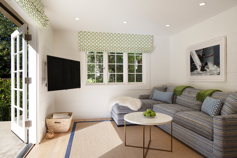 Пример оригинального дизайна: маленькая изолированная гостиная комната в стиле неоклассика (современная классика) с белыми стенами, светлым паркетным полом и ковром на полу для на участке и в саду