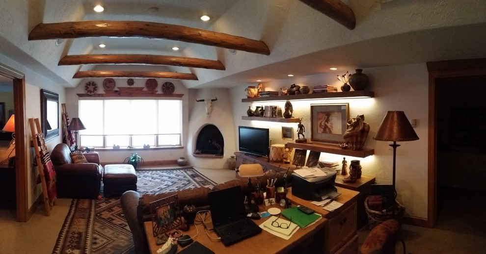 На фото: открытая гостиная комната среднего размера в стиле кантри с бежевыми стенами, ковровым покрытием, угловым камином и фасадом камина из штукатурки с