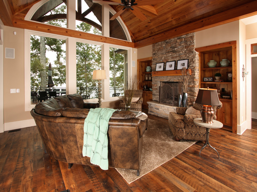 Diseño de sala de estar tradicional con marco de chimenea de piedra