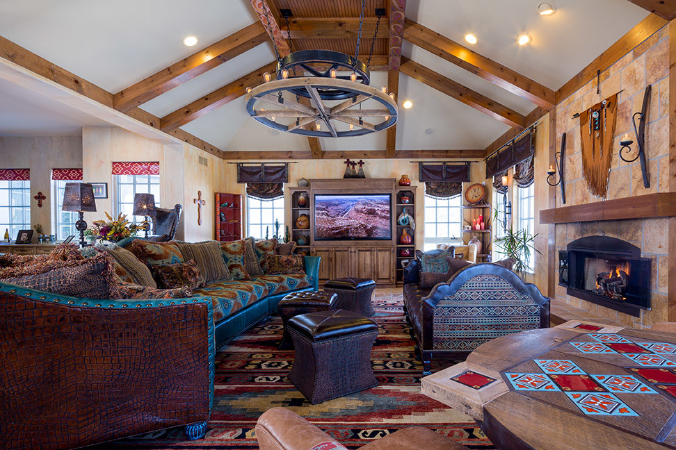 Cette photo montre une très grande salle de séjour sud-ouest américain ouverte avec salle de jeu, un mur multicolore, une cheminée standard, un manteau de cheminée en carrelage, un téléviseur encastré et moquette.