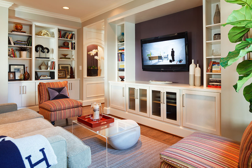 Idee per un soggiorno contemporaneo con pareti viola, pavimento in legno massello medio e parete attrezzata