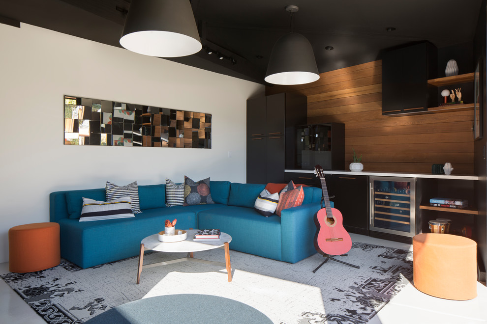 На фото: гостиная комната в современном стиле с ковром на полу с