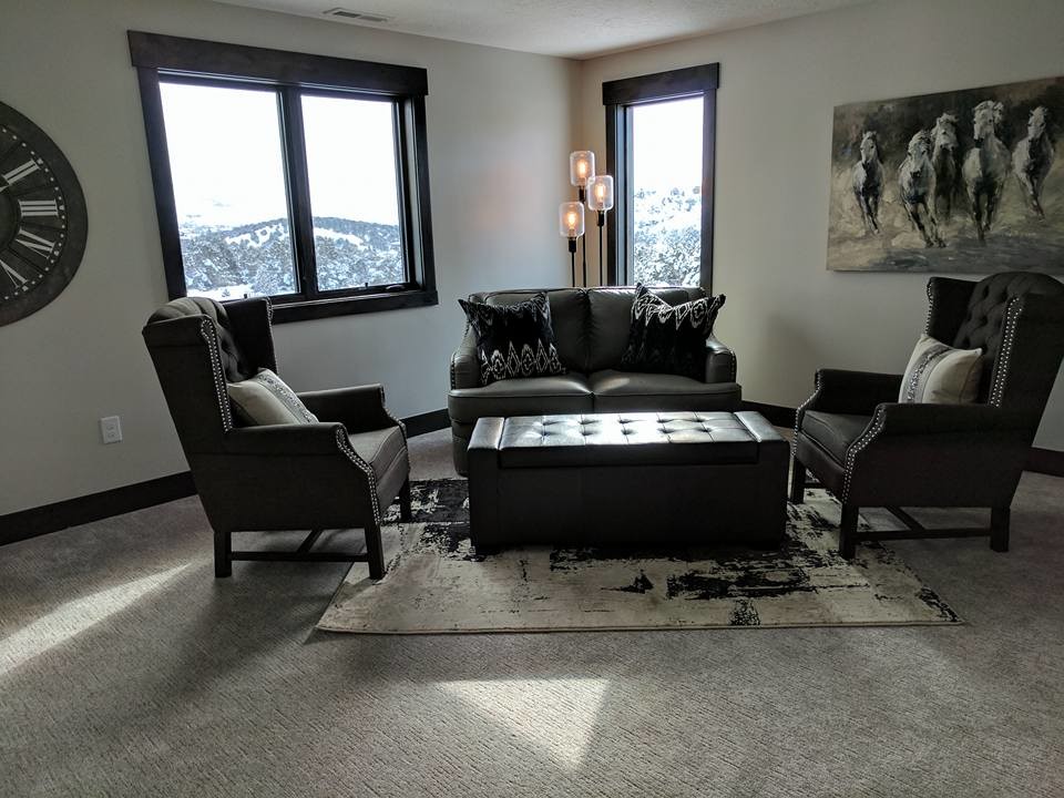 Ejemplo de sala de estar cerrada contemporánea de tamaño medio sin chimenea y televisor con paredes grises, moqueta y suelo gris