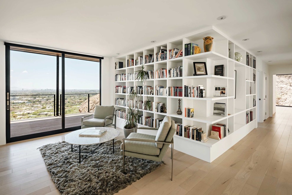 Immagine di un soggiorno minimal con pareti bianche, parquet chiaro e pavimento beige