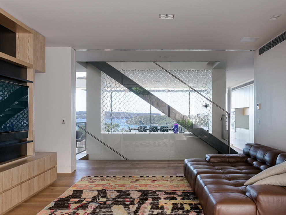 Modernes Wohnzimmer mit Multimediawand in Sydney