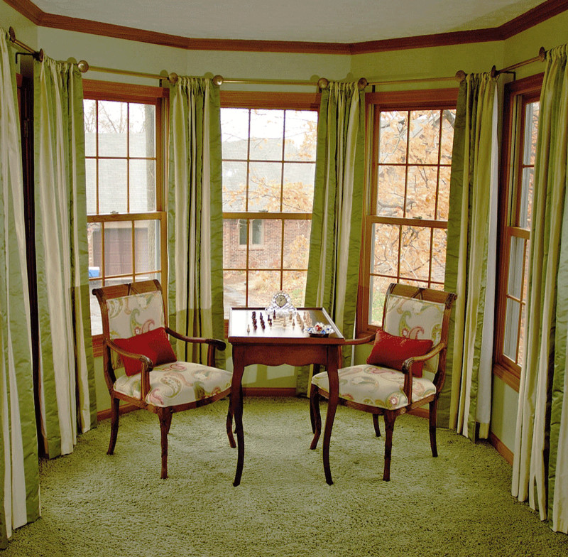 Cette photo montre une petite salle de séjour romantique avec salle de jeu, un mur vert et moquette.