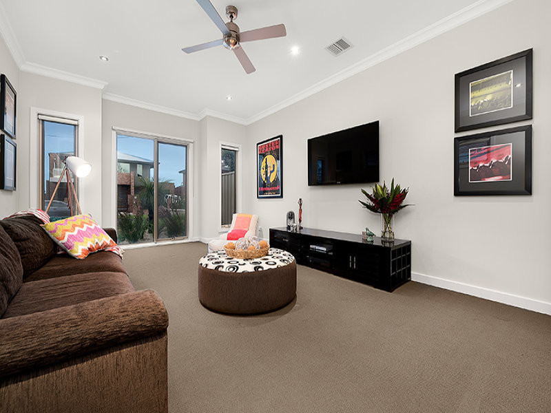 Ejemplo de sala de estar abierta actual de tamaño medio con paredes grises, moqueta, televisor colgado en la pared y suelo beige
