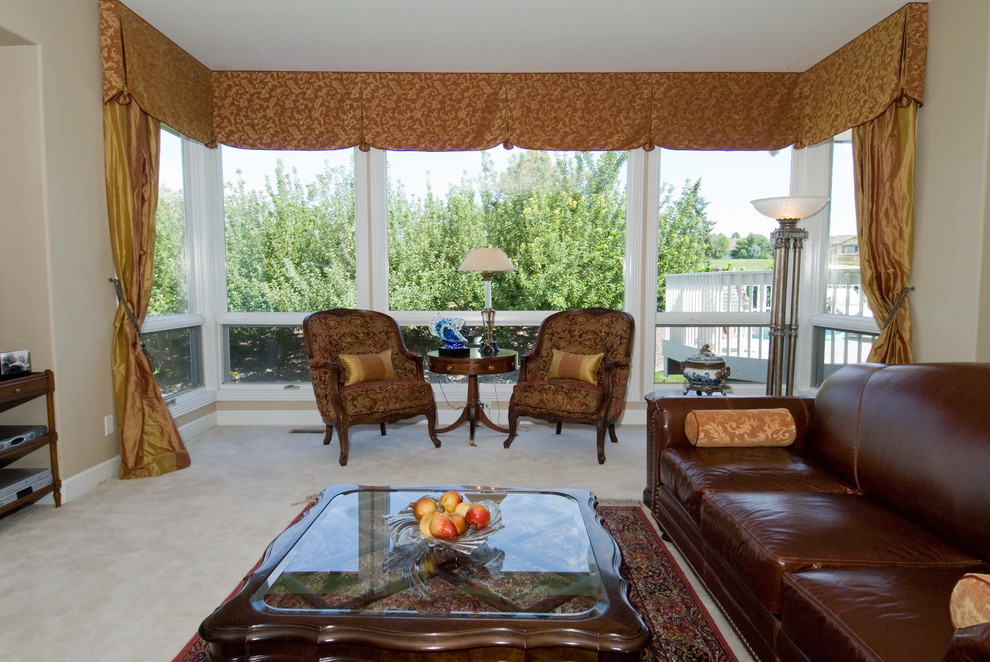 Foto de sala de estar con rincón musical cerrada clásica grande sin televisor con paredes beige, moqueta y suelo beige