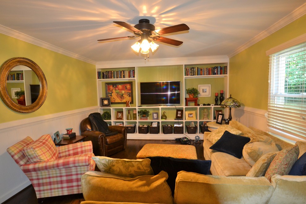 Foto di un grande soggiorno tradizionale chiuso con pareti verdi, pavimento in legno massello medio, parete attrezzata e pavimento marrone