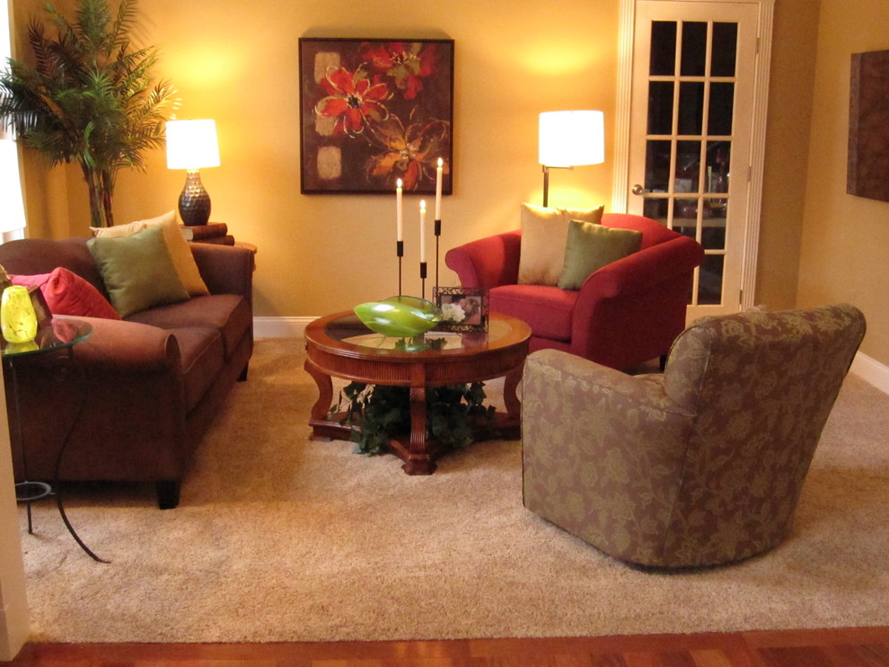 Imagen de sala de estar cerrada tradicional de tamaño medio sin chimenea y televisor con paredes beige y moqueta
