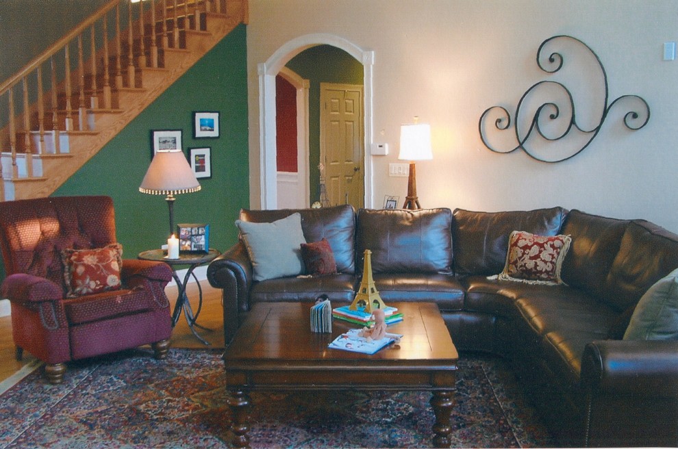 Ejemplo de sala de estar abierta clásica grande con paredes beige, suelo de madera en tonos medios, todas las chimeneas y televisor independiente