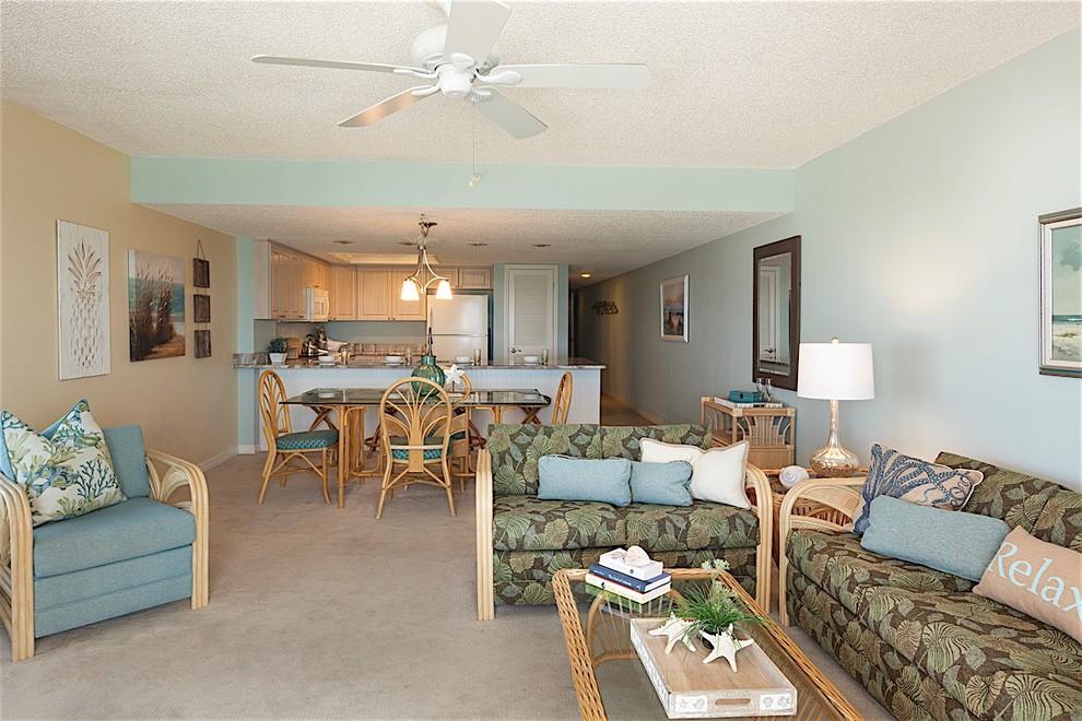 Ejemplo de sala de estar abierta costera de tamaño medio con paredes azules y moqueta