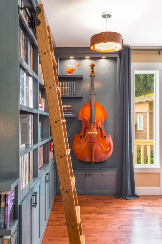 Ispirazione per un grande soggiorno tradizionale aperto con libreria, pareti blu e pavimento in legno massello medio