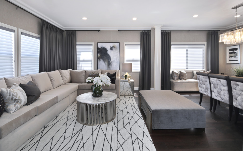 Foto de sala de estar abierta contemporánea de tamaño medio sin chimenea y televisor con paredes grises, suelo de madera oscura y suelo negro