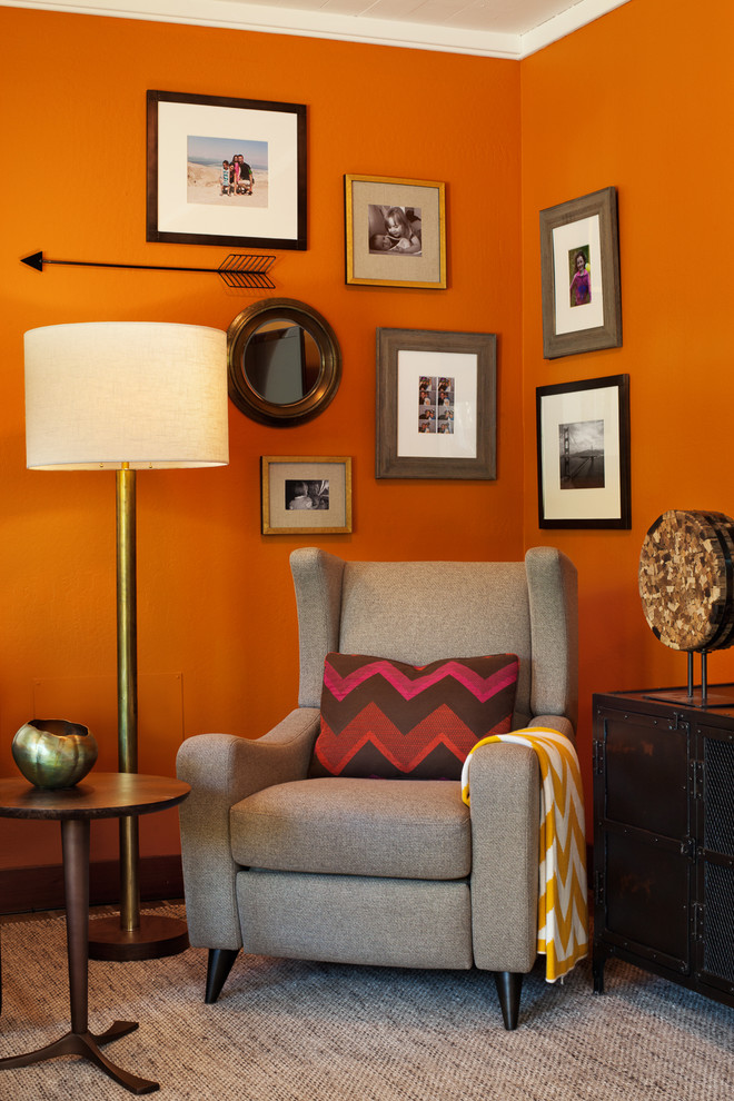 Идея дизайна: гостиная комната среднего размера в стиле фьюжн с оранжевыми стенами, коричневым полом и полом из керамогранита без камина