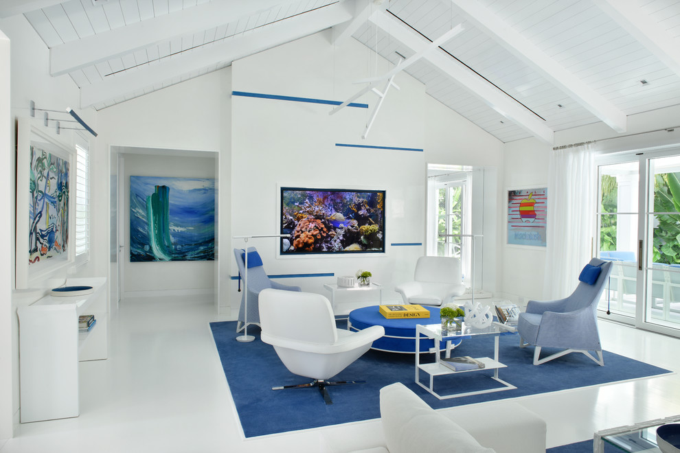 Пример оригинального дизайна: открытая гостиная комната среднего размера в современном стиле с белыми стенами, деревянным полом и мультимедийным центром без камина