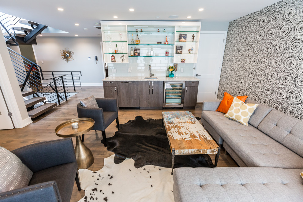Idee per un soggiorno eclettico di medie dimensioni e aperto con pareti multicolore, pavimento in legno massello medio, TV a parete, pavimento marrone e angolo bar