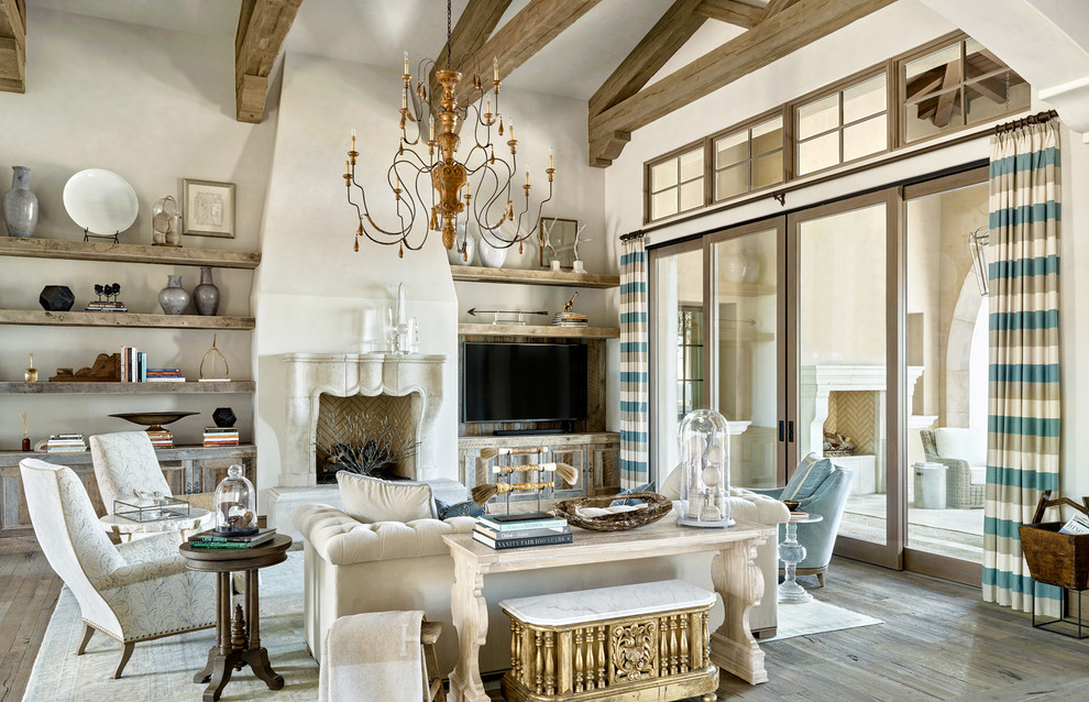Wohnzimmer mit beiger Wandfarbe, braunem Holzboden, Kamin und Multimediawand in Phoenix