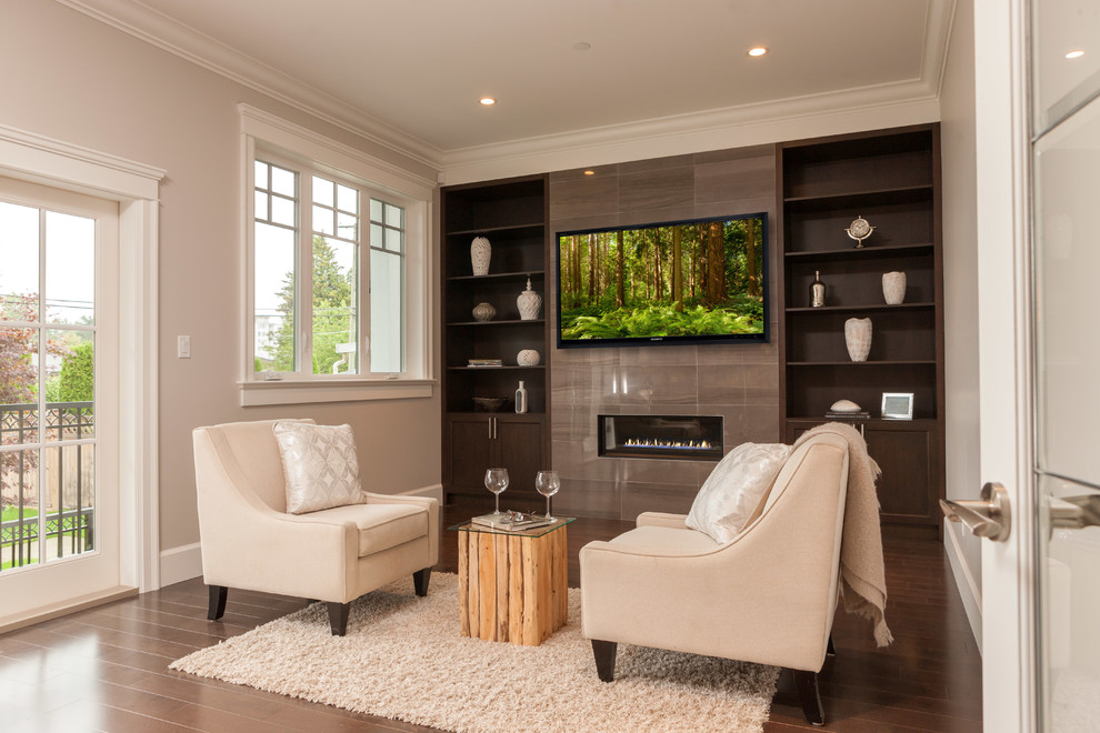 Exempel på ett mellanstort klassiskt allrum med öppen planlösning, med grå väggar, mörkt trägolv, en bred öppen spis, en spiselkrans i trä och en väggmonterad TV