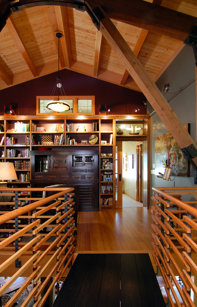 Urige Bibliothek mit grauer Wandfarbe und braunem Boden in Seattle