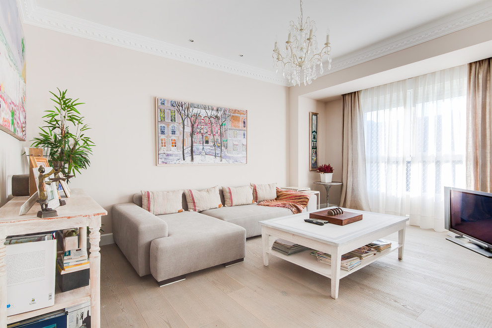 Idées déco pour une salle de séjour classique de taille moyenne et fermée avec un mur beige, parquet clair, aucune cheminée et un téléviseur d'angle.