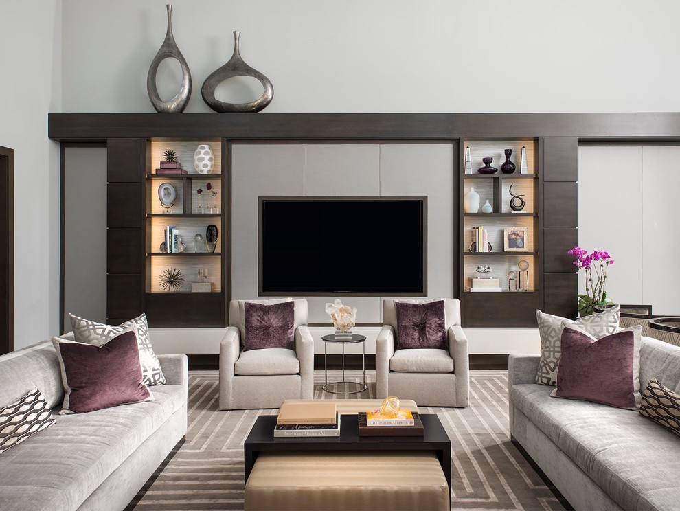 Ispirazione per un soggiorno tradizionale con pareti bianche e TV a parete