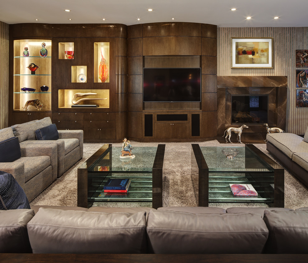 Diseño de sala de estar abierta contemporánea grande sin chimenea con paredes beige y moqueta