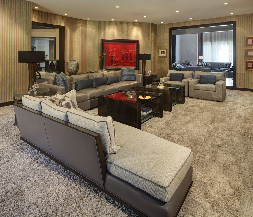 Immagine di un grande soggiorno design aperto con pareti beige, moquette e nessun camino