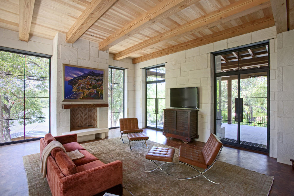 Offenes Modernes Wohnzimmer mit Kamin und Kaminumrandung aus Stein in Austin