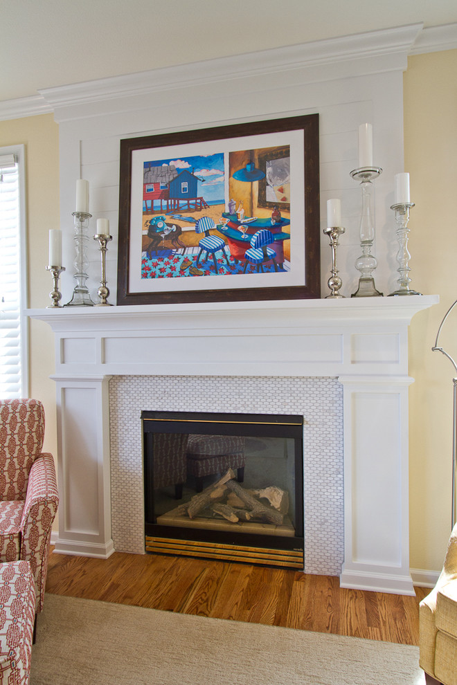 デンバーにある高級な中くらいなトラディショナルスタイルのおしゃれなオープンリビング (白い壁、無垢フローリング、標準型暖炉、タイルの暖炉まわり、据え置き型テレビ、茶色い床) の写真
