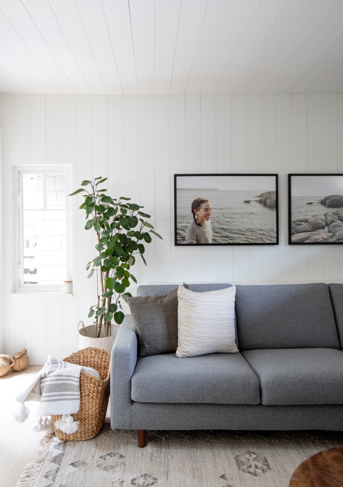 Inspiration pour une salle de séjour minimaliste de taille moyenne et fermée avec un mur blanc, parquet clair, un plafond en lambris de bois et du lambris de bois.