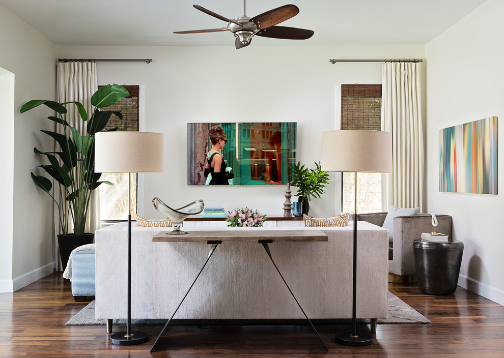Ispirazione per un soggiorno classico di medie dimensioni e aperto con pareti beige, pavimento in legno massello medio, TV a parete e pavimento marrone
