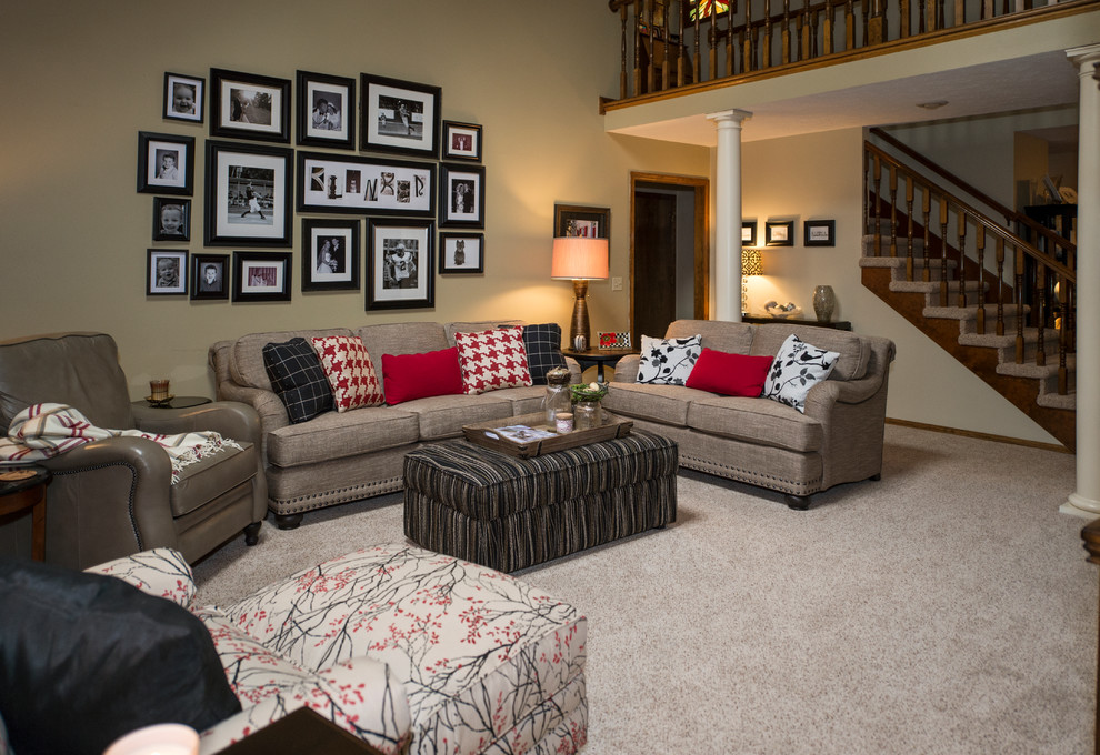 Imagen de sala de estar abierta tradicional de tamaño medio con paredes beige, moqueta, todas las chimeneas, marco de chimenea de ladrillo y televisor independiente