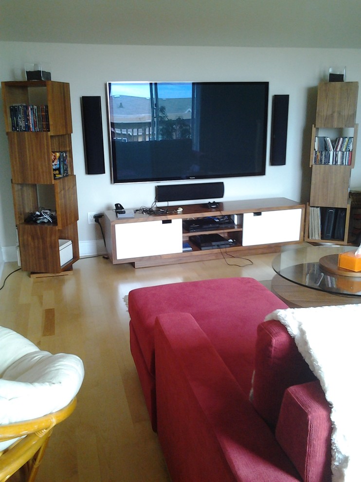 На фото: двухуровневая гостиная комната среднего размера в стиле модернизм с бежевыми стенами и светлым паркетным полом с